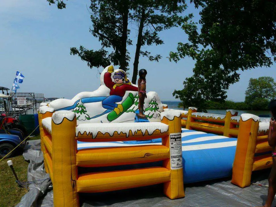 Jeu gonflable pour enfants près du lac