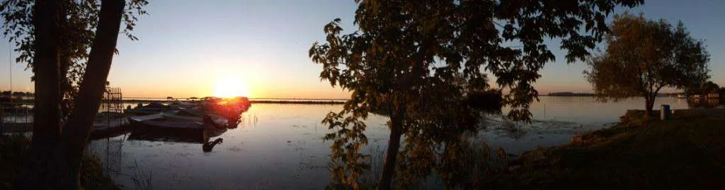Panorama du lac Saint-François au coucher du soleil
