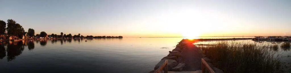 Panorama du quai et du lac au crépuscule