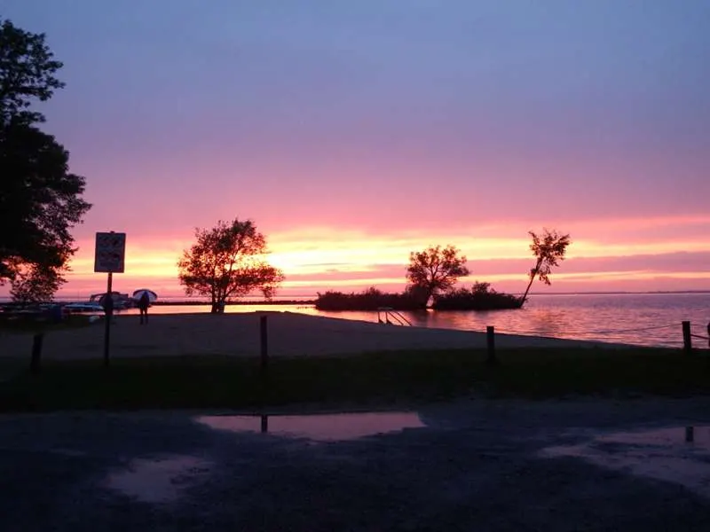 Coucher de soleil orangé sur le lac vu du camping
