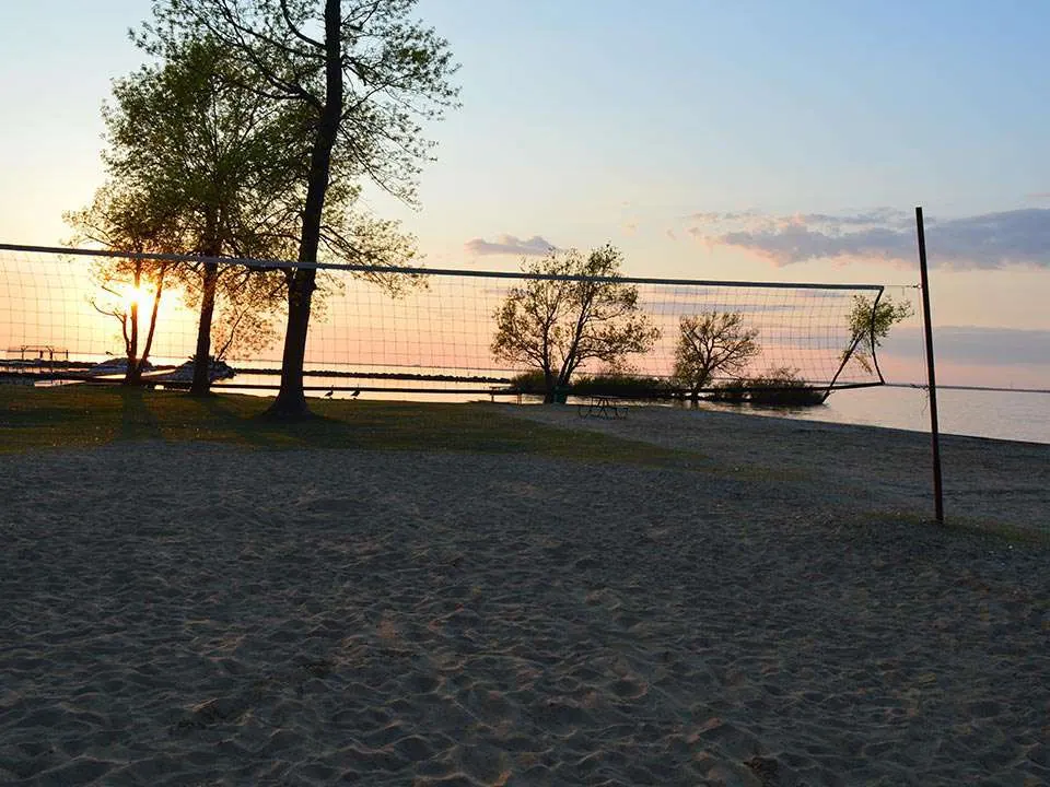 La plage du camping et ses arbres au bord du lac