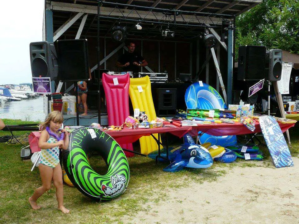 Kiosque de jouets de plage et bouées