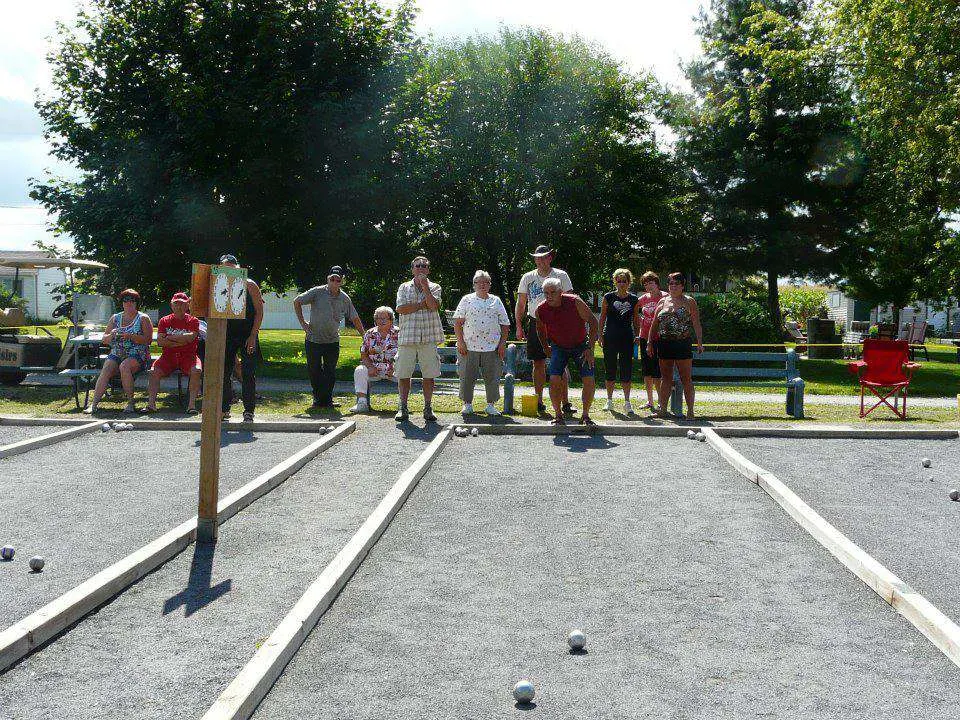 Partie de pétanque entre campeurs