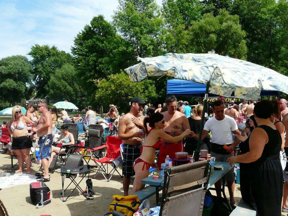 Campeurs réunis lors d’une fête sous le chapiteau