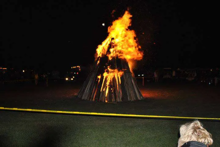 Feu de joie en soirée au camping