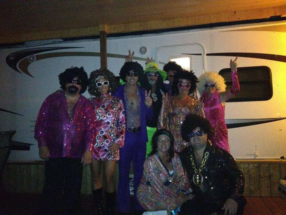 Campeurs costumés lors d’une soirée thématique