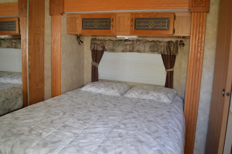 Lit de la chambre des maîtres de la roulotte PAC 703